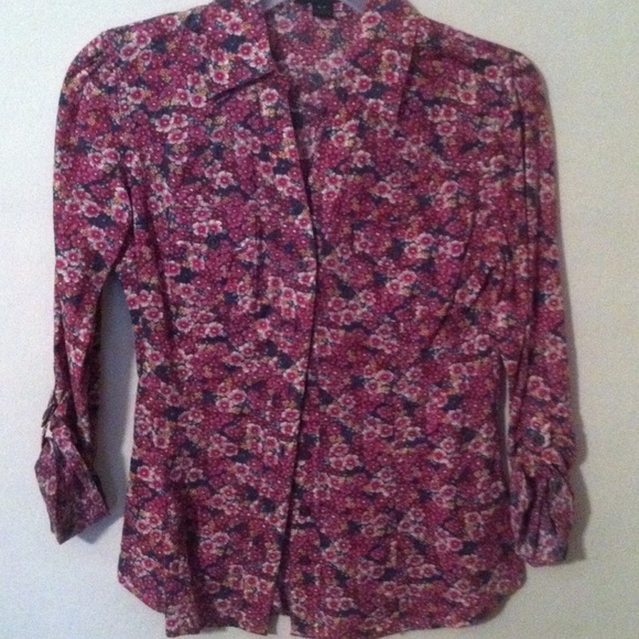 Flowered button shirt with roll up sleeves