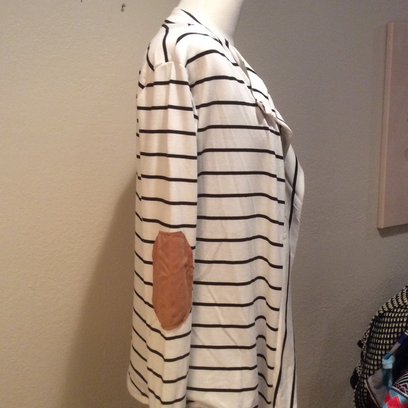 🎉CLEARANCE🎉 White and Black Elbow Patch Cardigan - Picture 3 of 3