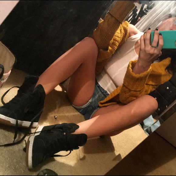 Welcome to Kristin's Closet.  No Trades. - Picture 3 of 4