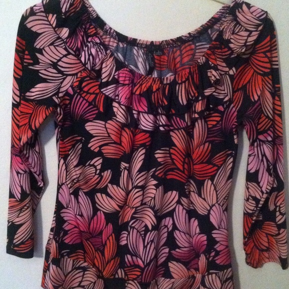 Beautiful 3/4 sleeve poly/spandex shirt