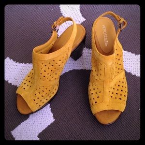 Aerosoles heel open toe bootie, mustard suede 8.5.
