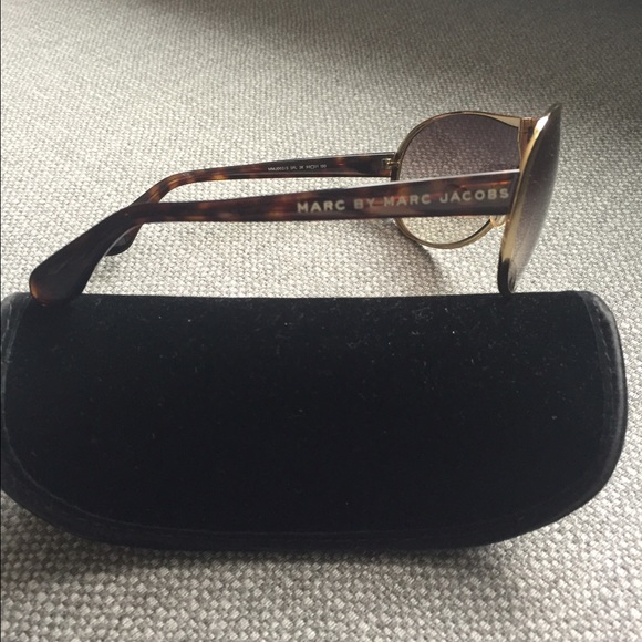 Marc by Marc Jacobs gold rimmed shield sunglasses - Picture 2 of 4