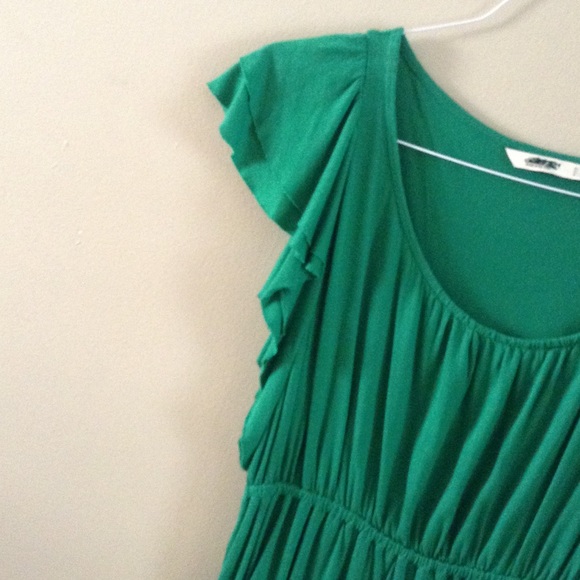Green dress! - Picture 2 of 4