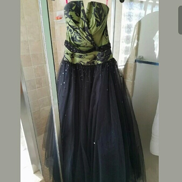 Black and green prom dress - Picture 2 of 4