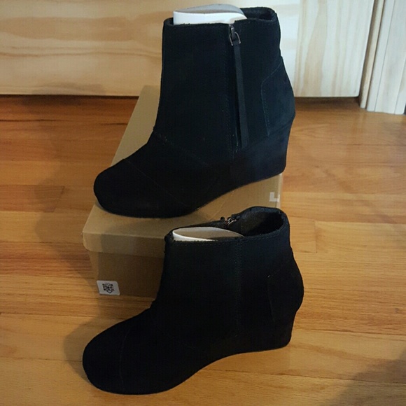 TOMS Women's Desert Wedge High Boot. Black
