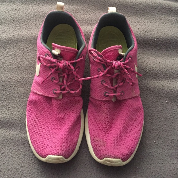 Magenta Nike Roshe