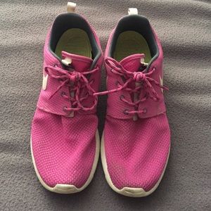 Magenta Nike Roshe