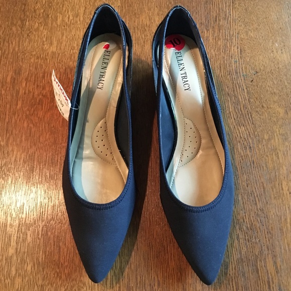 Ellen Tracy navy blue pumps