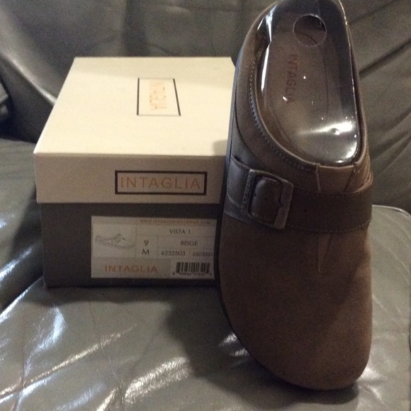 Intaglia Vista beige shoe size 9