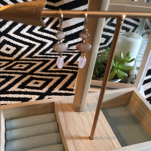 ✨2/$14 Liz Claiborne semi-precocious earrings - Picture 3 of 3