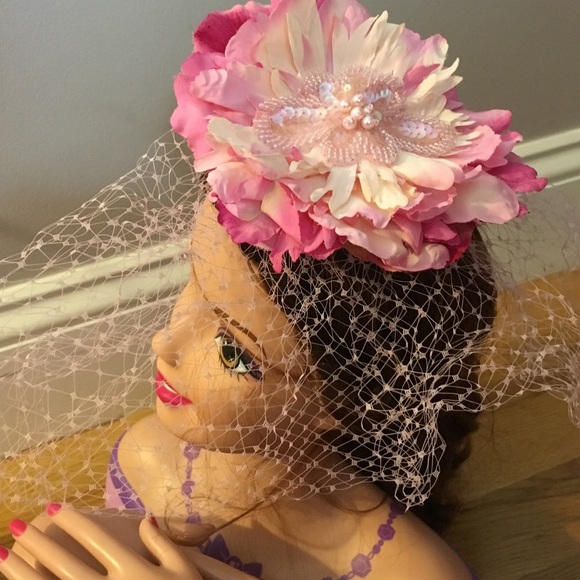 Hair accessory with veil