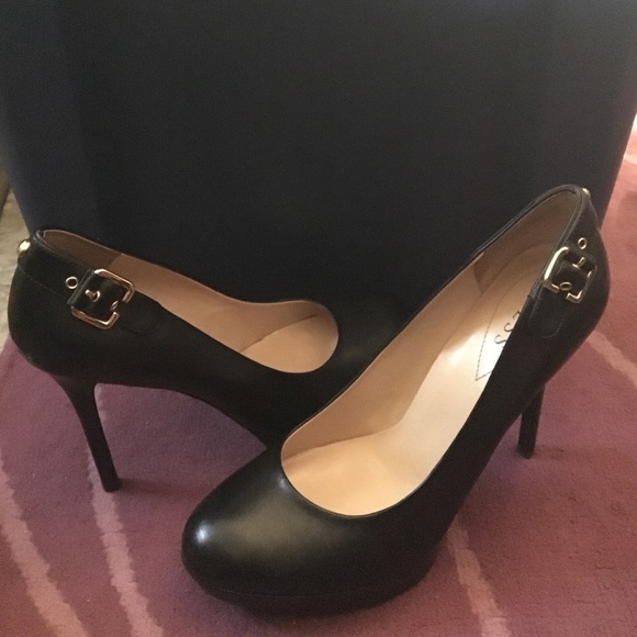 Black pumps