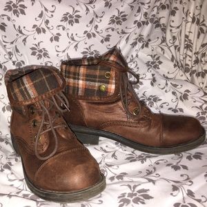 Sophisticated Lace-up Boot👓