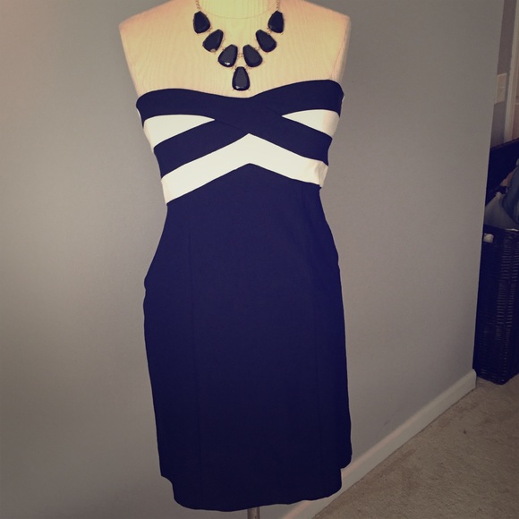 Size 9 dress, looks classy, has some give to it