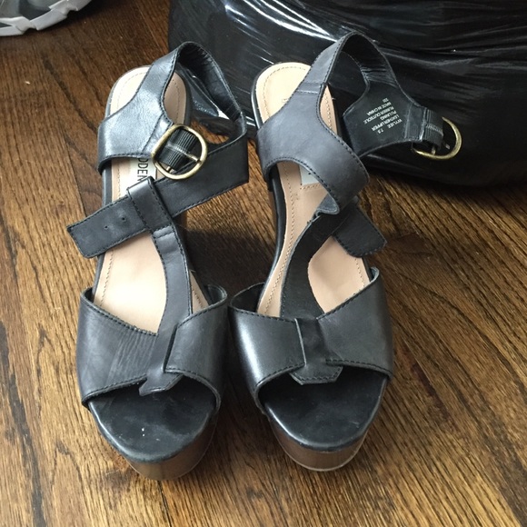 Steve Madden black wedge