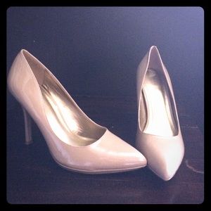 Nude pumps