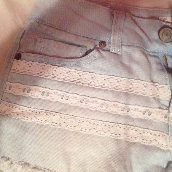 Short shorts with lace detail - Picture 3 of 3