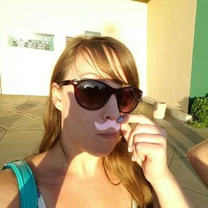 Meet your Posher, Caitlin