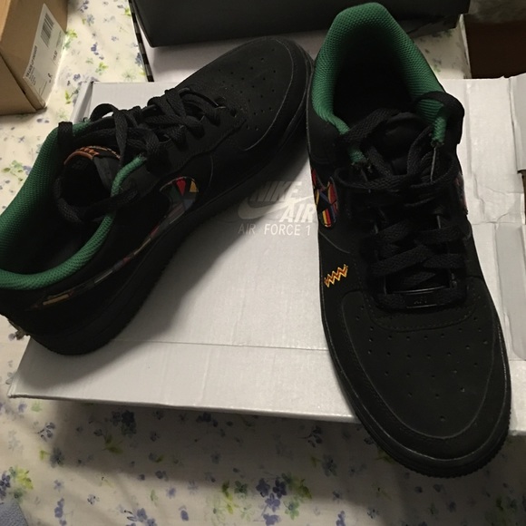 Black nike sneakers