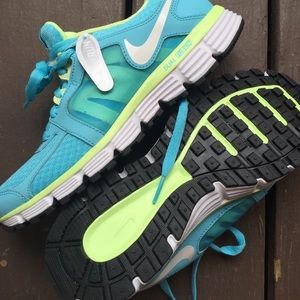 Nike Running Shoes 7.5 BRAND NEW w/TAGS