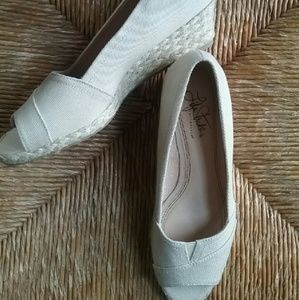 Life Stride natural color shoes size 7 Life Stride natural color shoes size 7