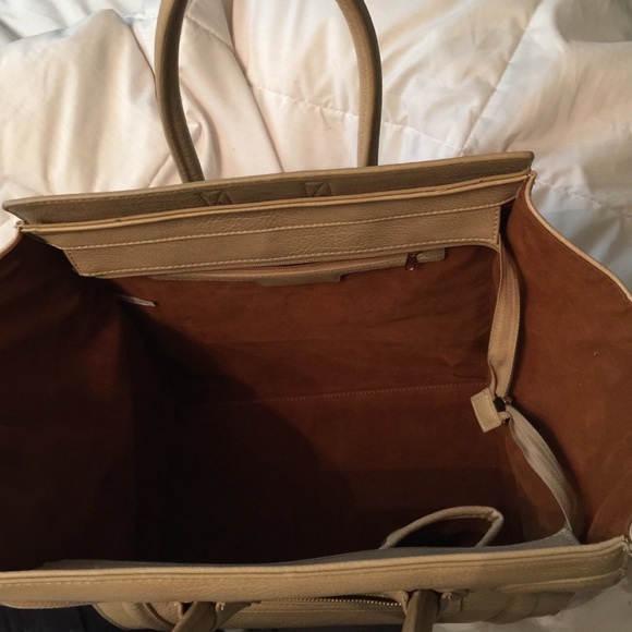 Structured phantom tote