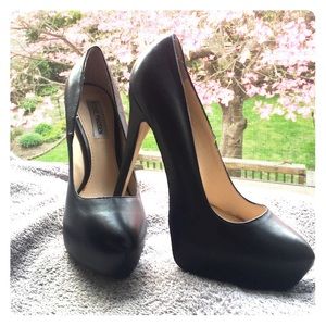 Steven Madden Black Pumps