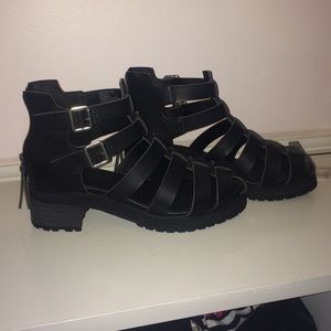 Strappy small chunky heel sandal shoes 90s