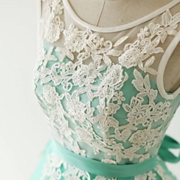 Knee length dress -A line scoop - Picture 3 of 4