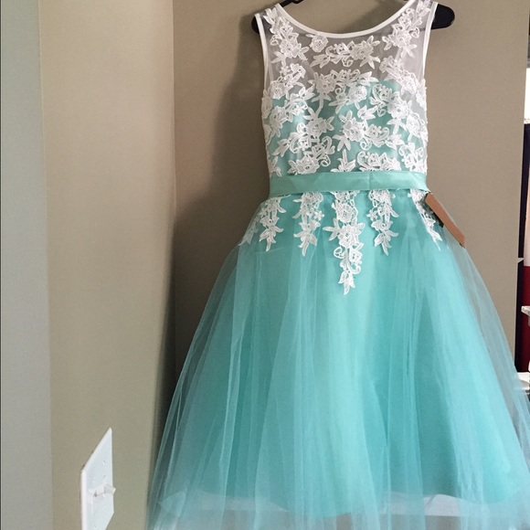 Knee length dress -A line scoop - Picture 4 of 4