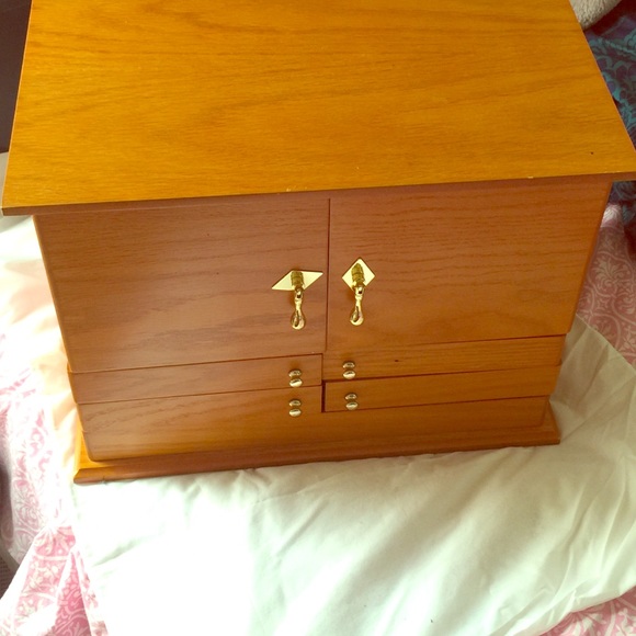 Jewelry box