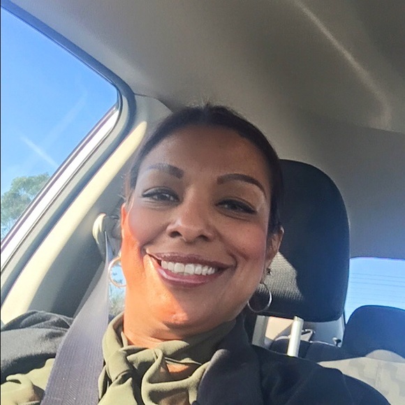 Meet your Posher, Zoila