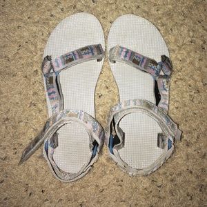 Size 8 Tevas. Worn 3 times. Perfect condition :)