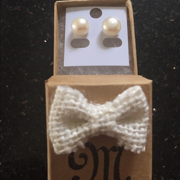 60%OFF Classy freshwater pearl stud earrings.