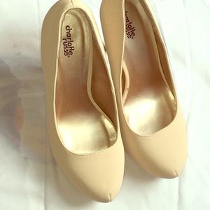 Nude pumps
