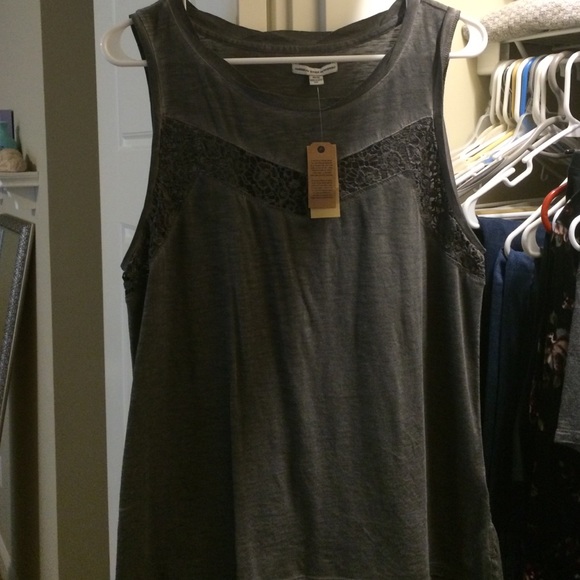 gray tank top