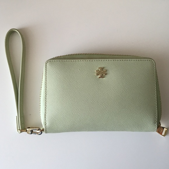 Tory Burch Handbags - Tory Burch York smartphone wristlet $85