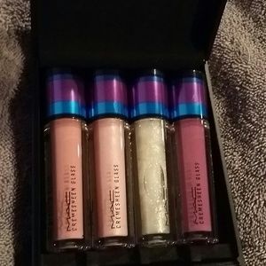 Mac irresistibly Charming lip gloss / violet