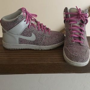 Women Nike dunks! Great condition!