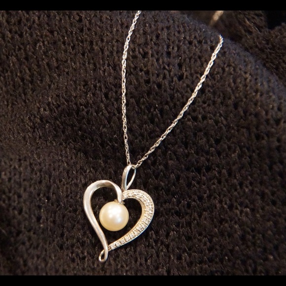 Jewelry - Heart shaped pearl and diamond necklace