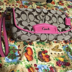💗 Coach Wristlet 💗