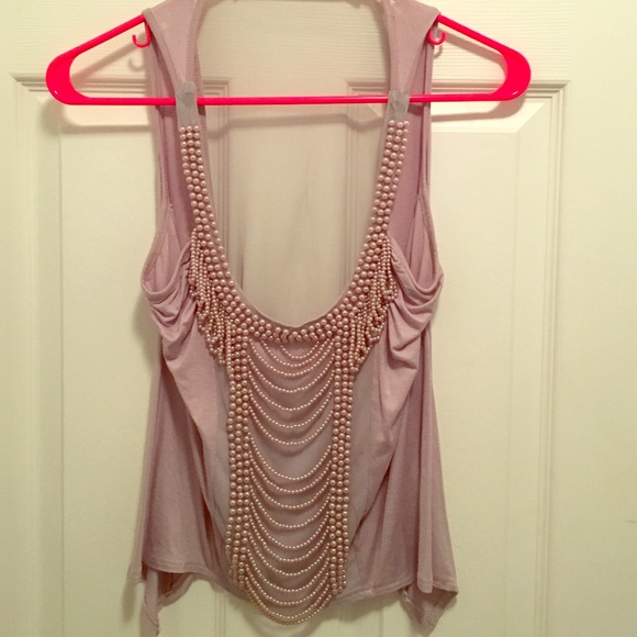 Detailed pearl front and mesh back crop tank!!