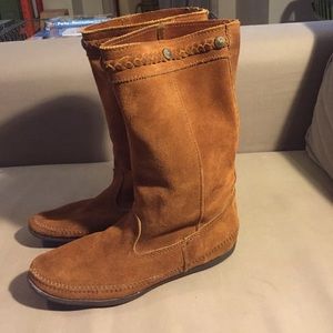 Women's 9 Minnetonka Moccasin Boot