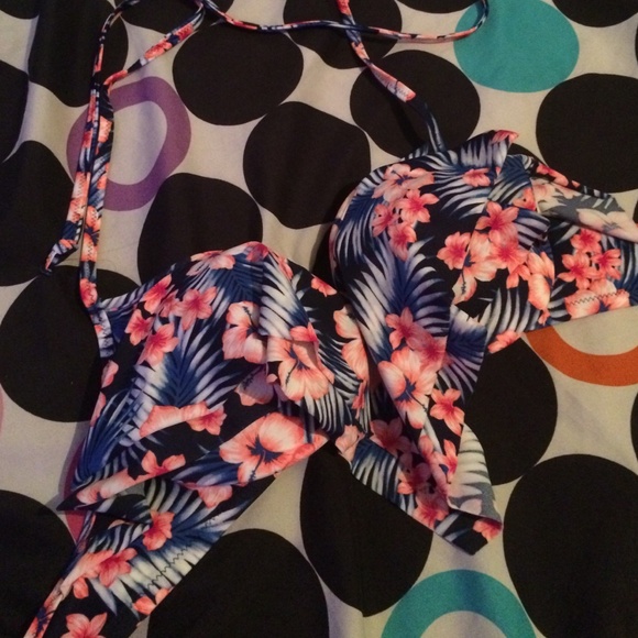 PINK Victoria's Secret Other - PINK Tropical Flow/Ruffle Bikini Top