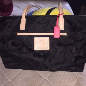 Black coach purse very good condition (: