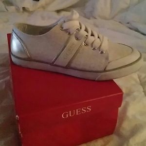 I am selling these sneaker.