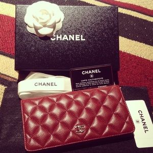 💯%Authentic Chanel classic wallet in red Caviar