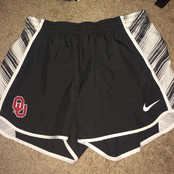 grey ou Nike shorts