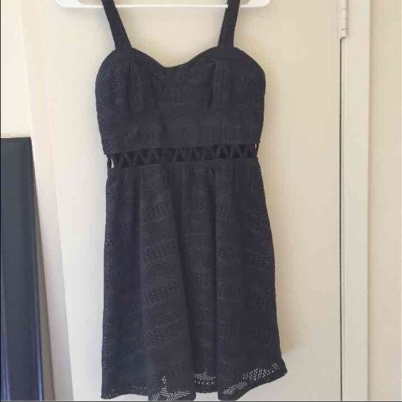 Medium Aztec dress with cutouts - Picture 3 of 3