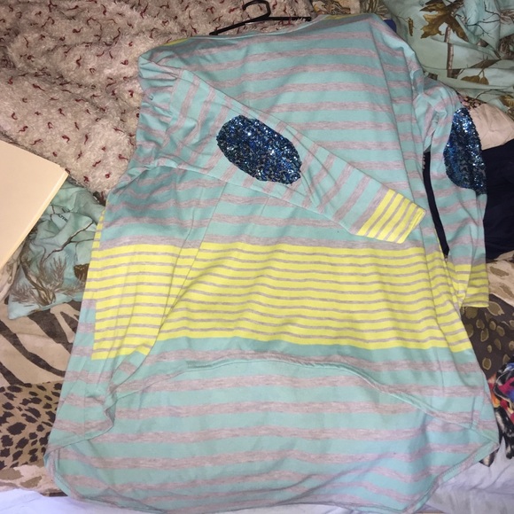 Hi-low quarter sleeve.